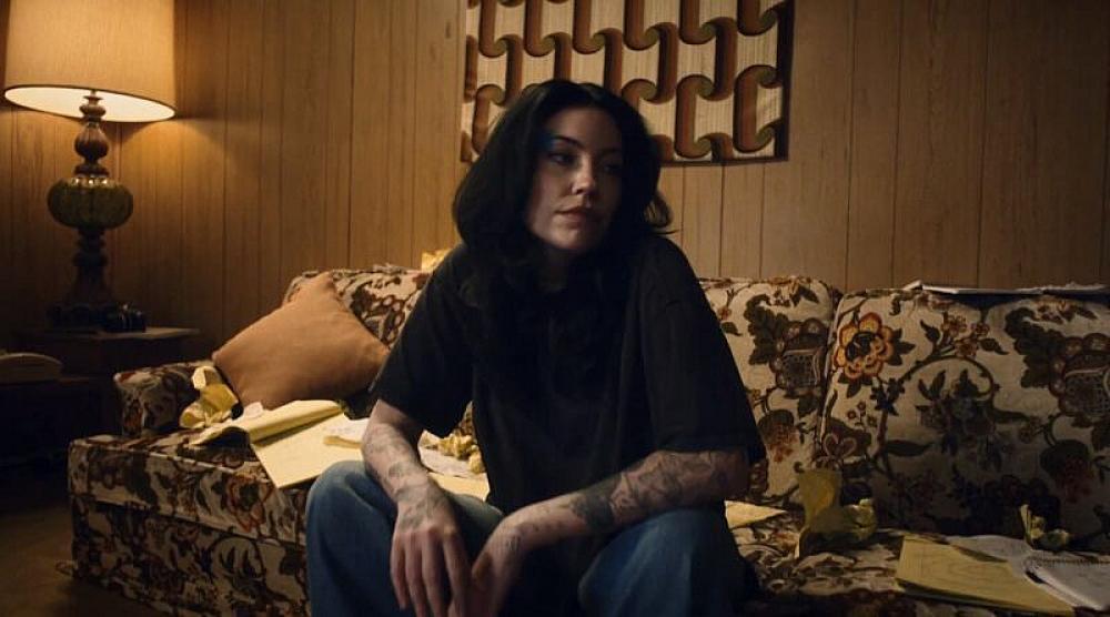 скачать клип Bishop Briggs - Baggage