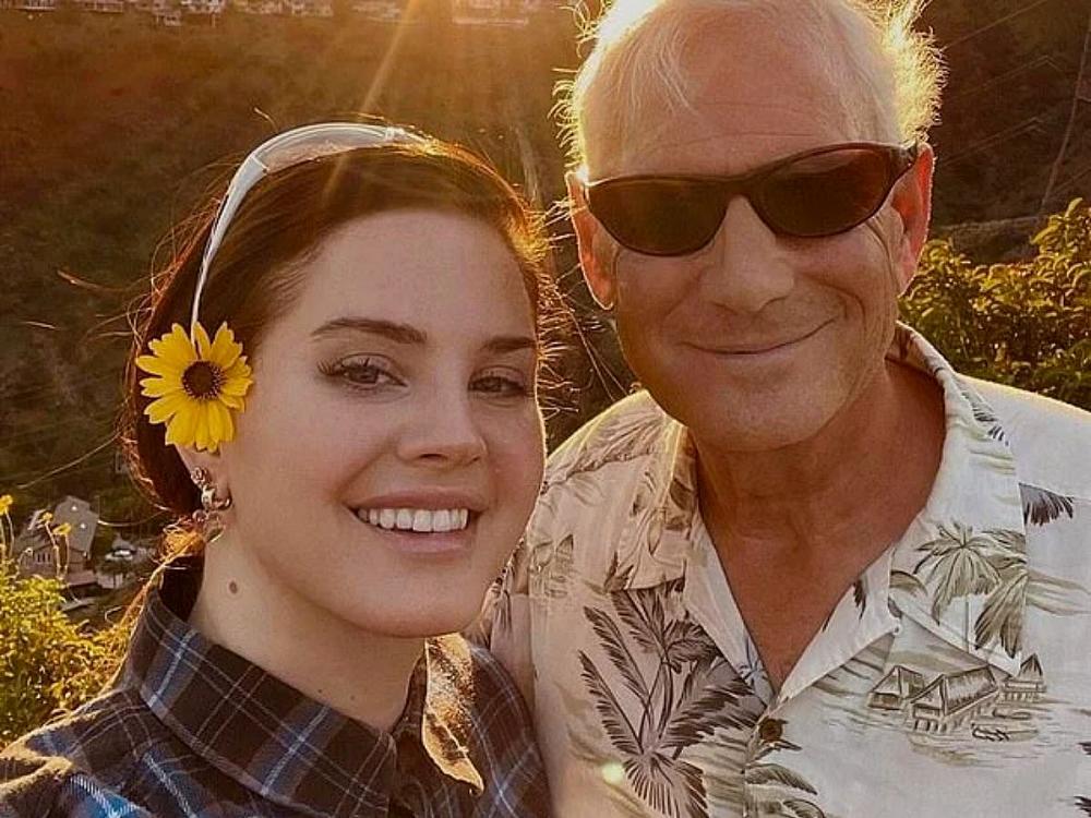скачать клип Rob Grant and Lana Del Rey - Lost at Sea