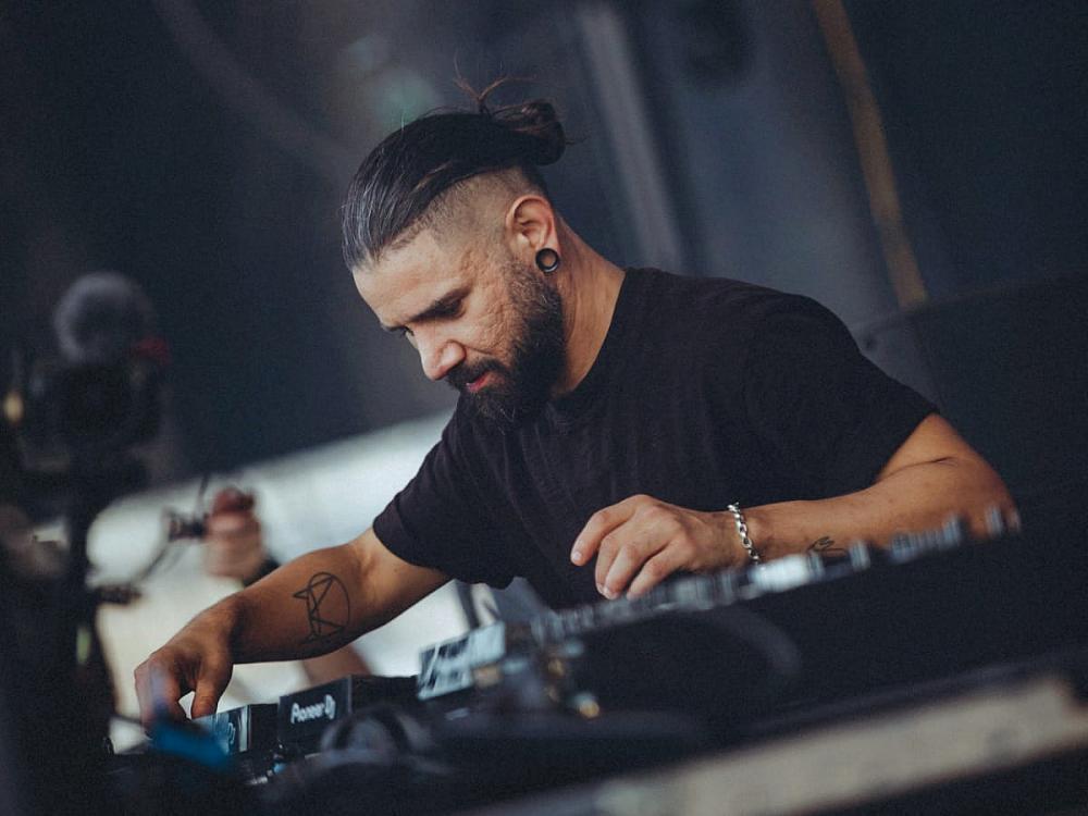 скачать клип SKRILLEX - QUEST FOR FIRE