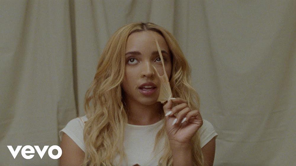 скачать клип Tinashe - Talk To Me Nice