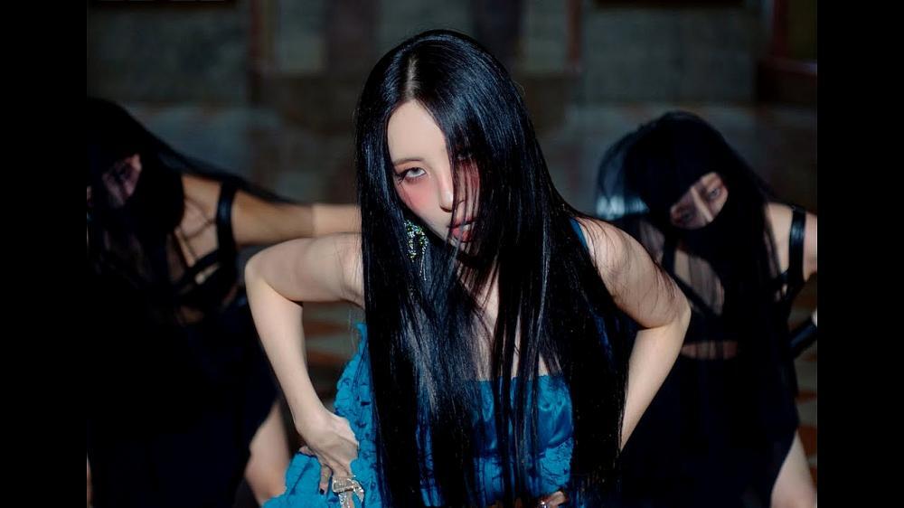 скачать клип SUNMI - STRANGER