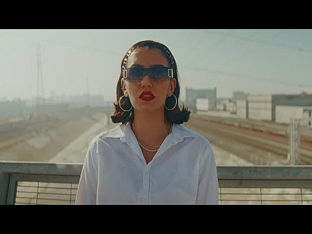 скачать клип The Chainsmokers - Think Of Us
