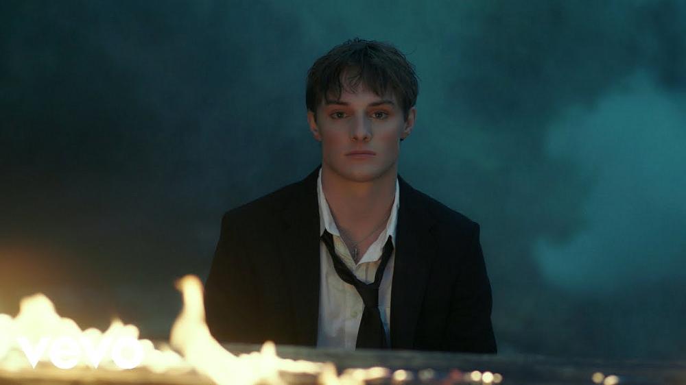 скачать клип Thomas Day - Stranger