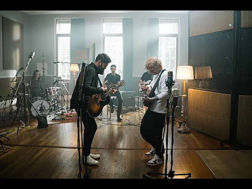 скачать клип Passenger - Let Her Go - Anniversary Edition
