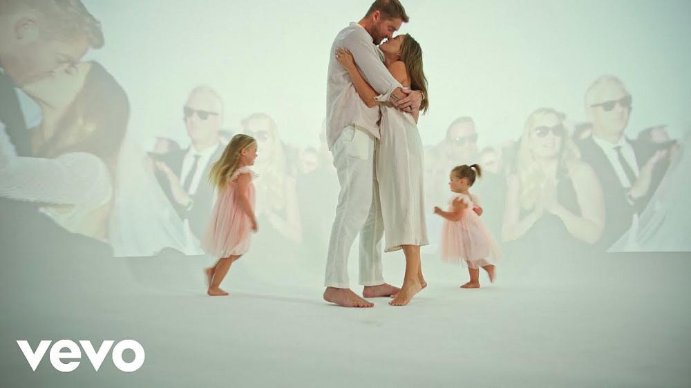 скачать клип Brett Young - Dance With You