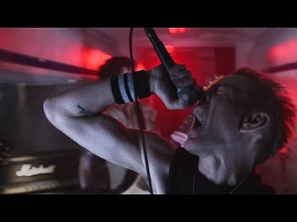 скачать клип Sum 41 - Rise Up