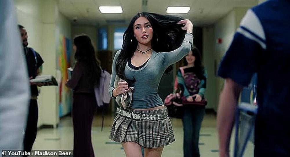 скачать клип Madison Beer - Make You Mine