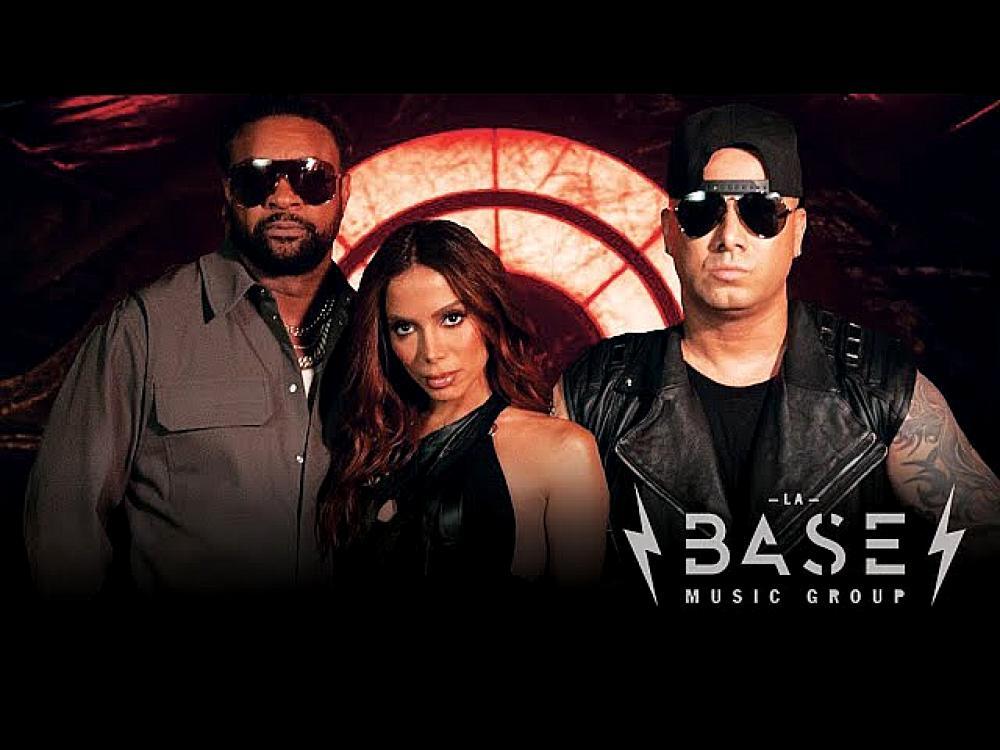 скачать клип Wisin and Anitta and Shaggy and Maffio - Peligrosa