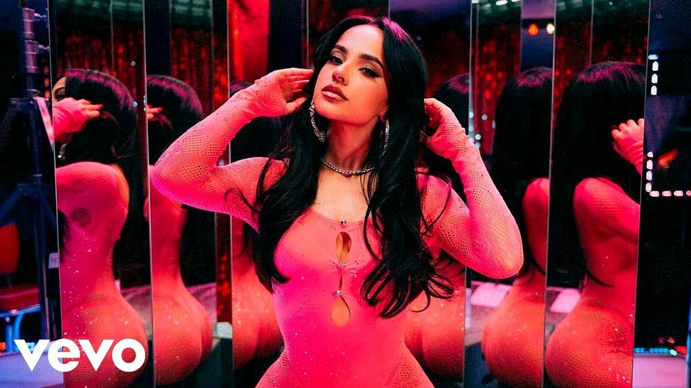скачать клип Becky G - Seguimos Bailando