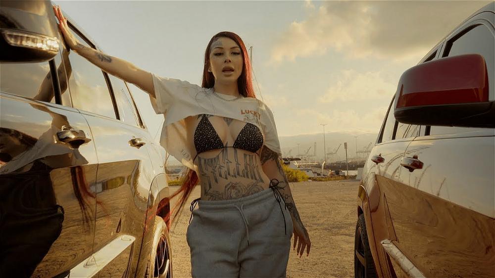 скачать клип Lady XO - Too Loud