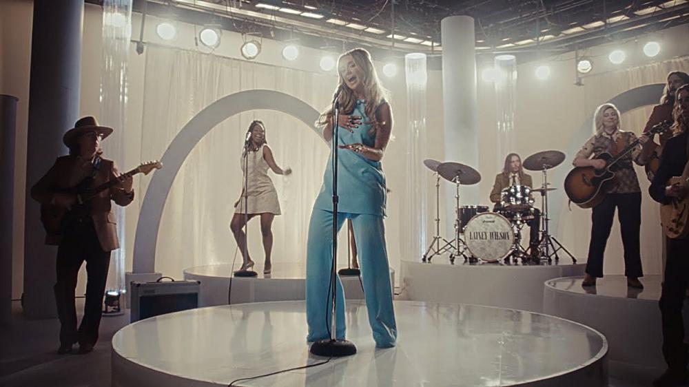 скачать клип Lainey Wilson - Hang Tight Honey