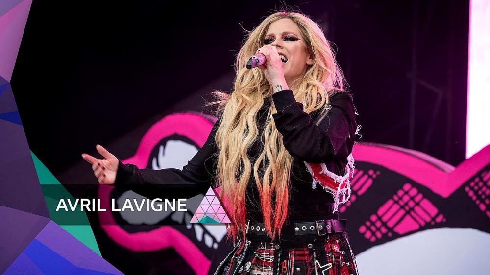 скачать клип Avril Lavigne - Sk8er Boi - Glastonbury 2024