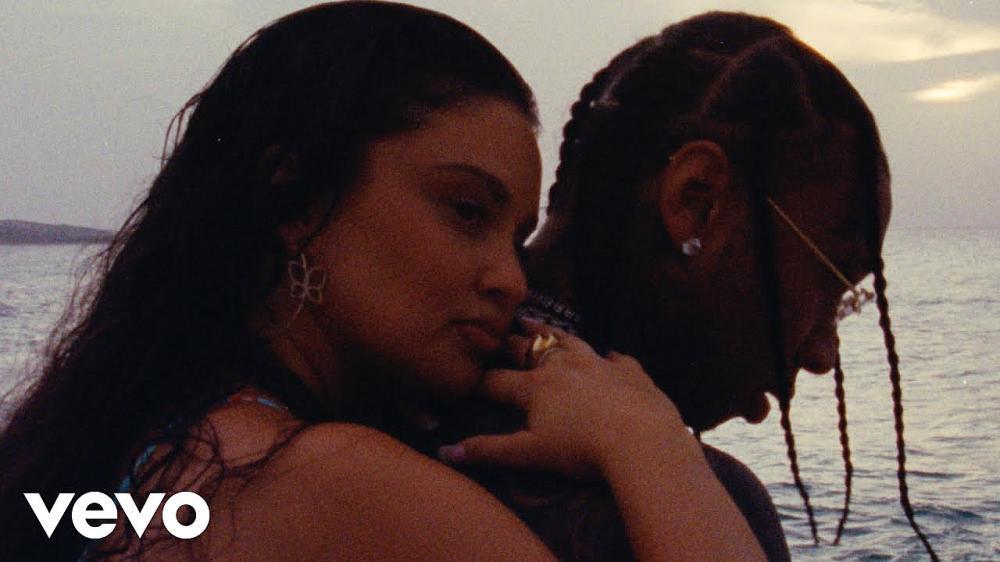 скачать клип Tyga and Sabrina Claudio - No Question