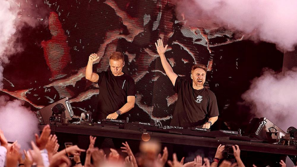 скачать клип Armin van Buuren and David Guetta feat. Aldae - In The Dark