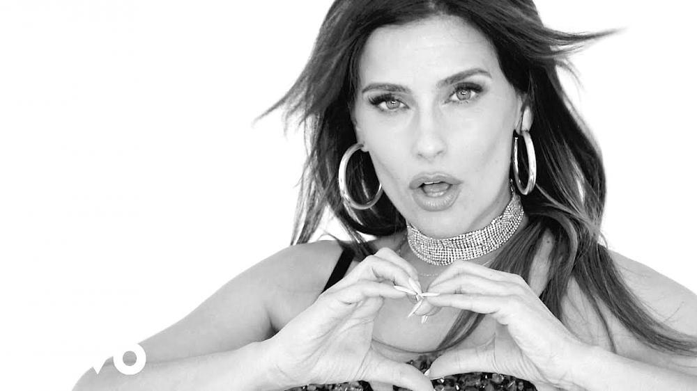 скачать клип Nelly Furtado and Bomba Estereo - Corazon