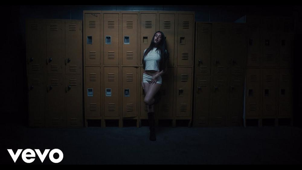 скачать клип Madison Beer - 15 MINUTES