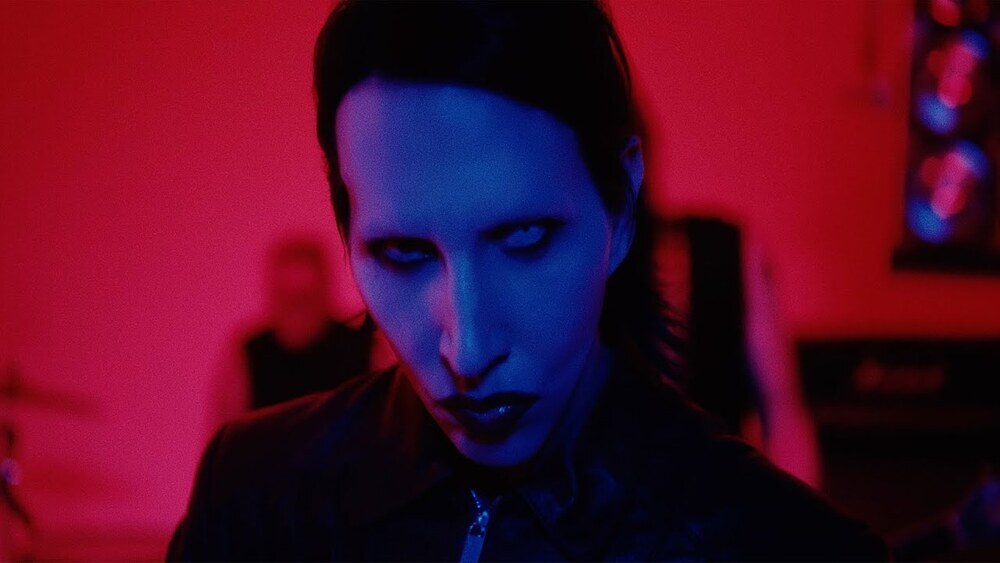 скачать клип Marilyn Manson - Raise The Red Flag