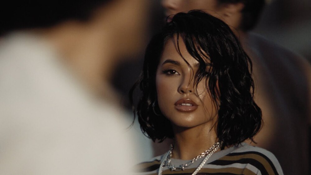 скачать клип Becky G - COMO DIABLOS