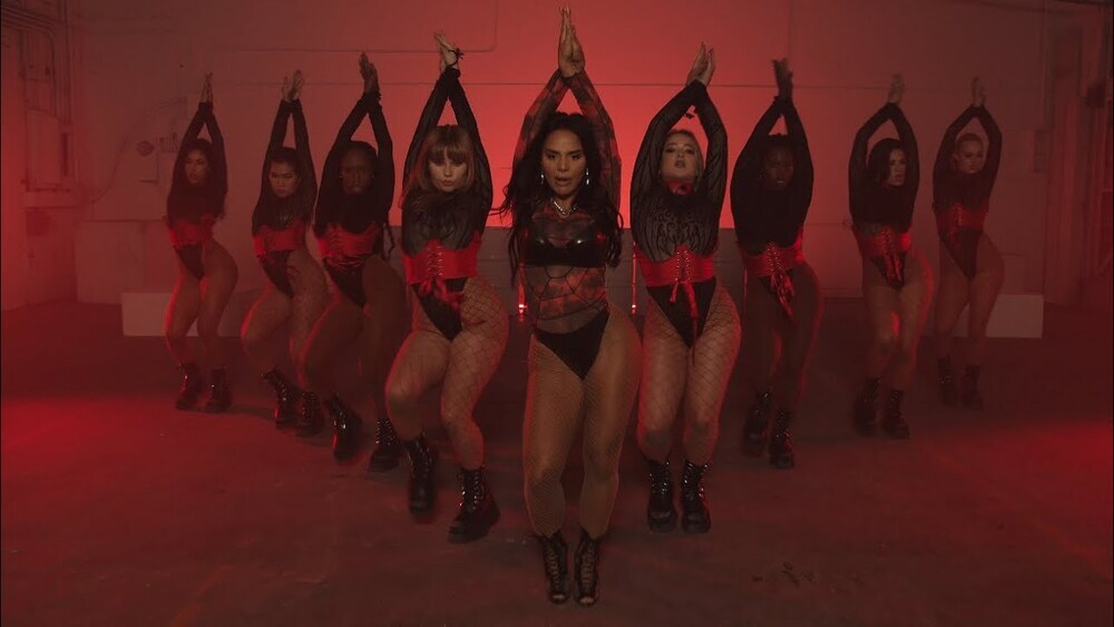 скачать клип Izzy La Reina – Diabla