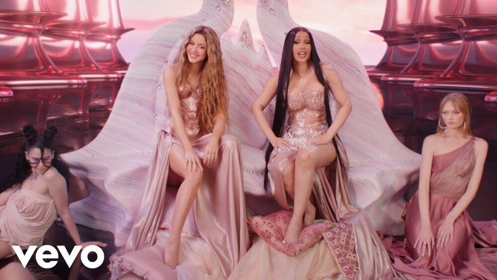 скачать клип Shakira, Cardi B - Punteria