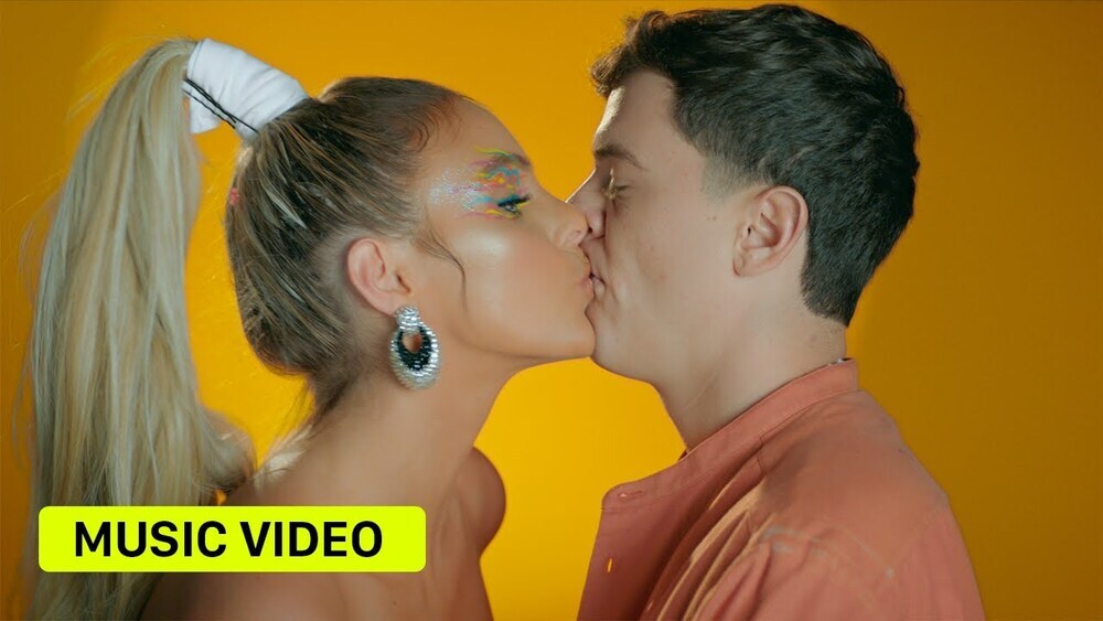 скачать клип Lele Pons and Guaynaa - Se Te Nota