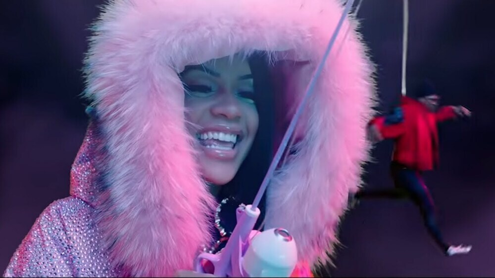 скачать клип Saweetie - Tap In