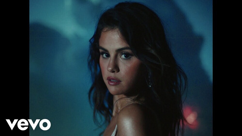 скачать клип Selena Gomez - Baila conmigo