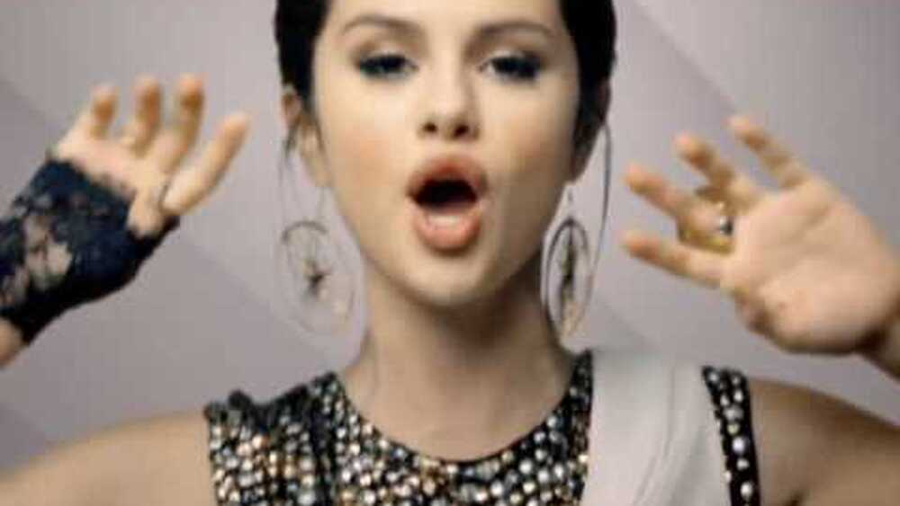 скачать клип Selena Gomez - Naturally