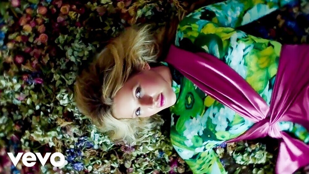 скачать клип Ellie Goulding - Close to Me