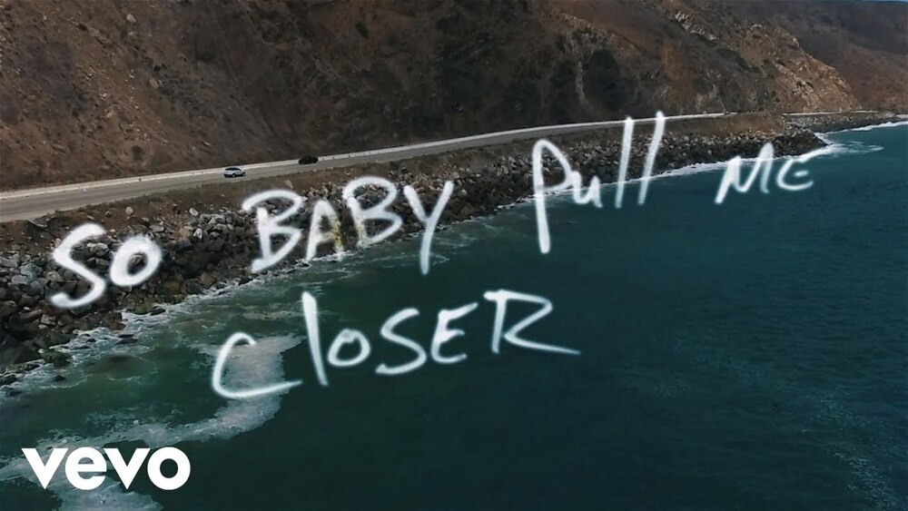 скачать клип The Chainsmokers - Closer