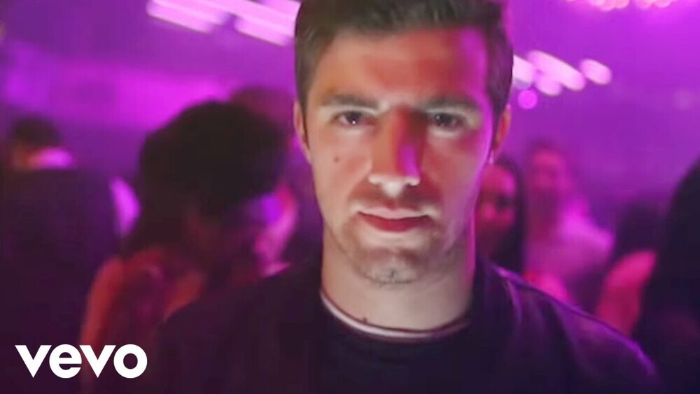 скачать клип The Chainsmokers - Selfie