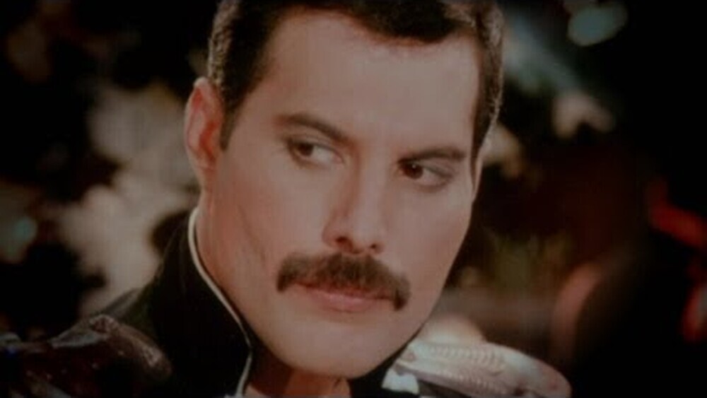 скачать клип Queen - Let Me in Your Heart Again