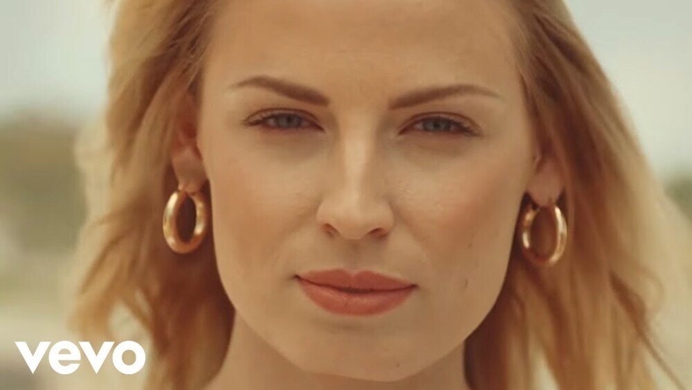 скачать клип Avicii - Friend Of Mine