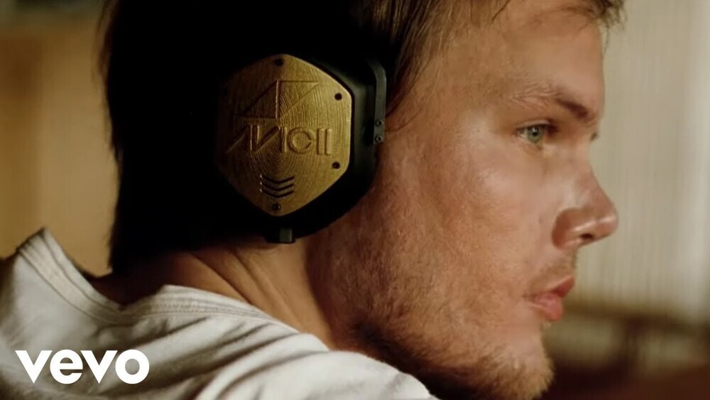 скачать клип Avicii - Feeling Good