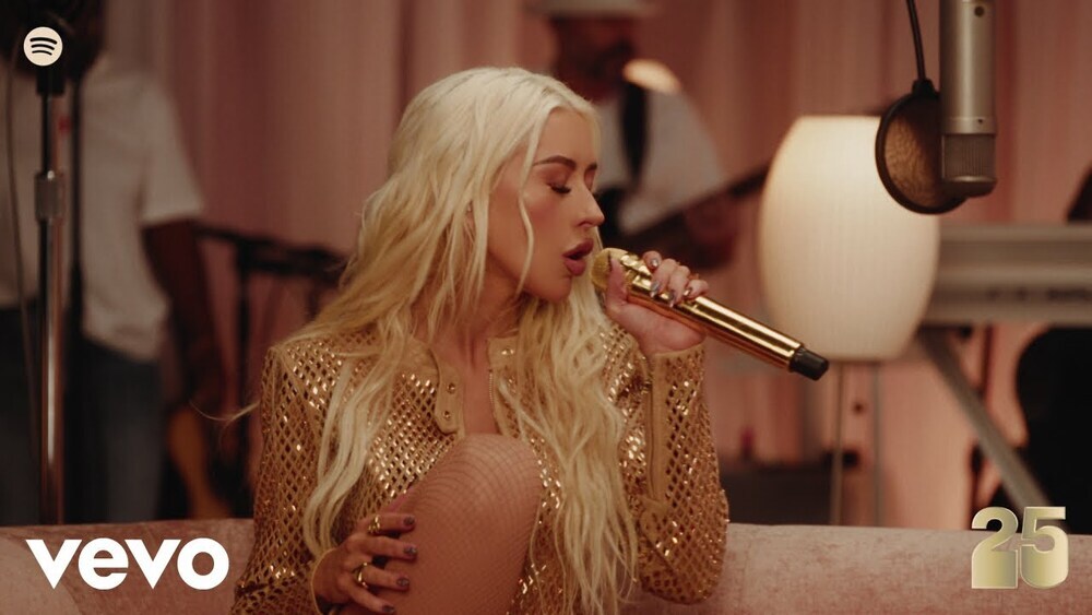 скачать клип Christina Aguilera - Genie In a Bottle - Live