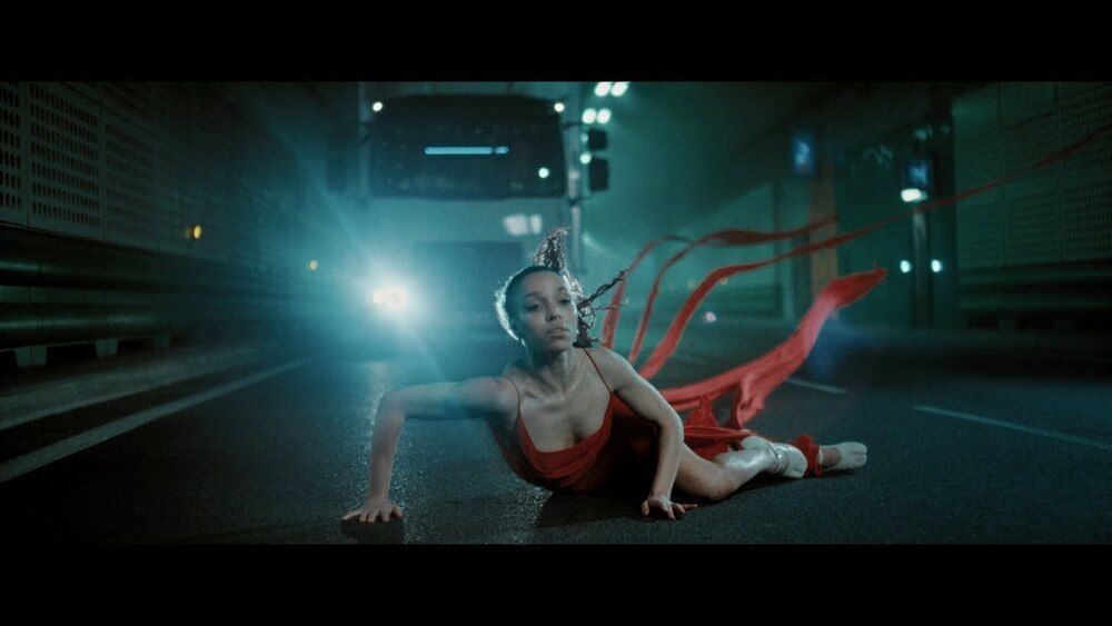 скачать клип FKA twigs - Striptease