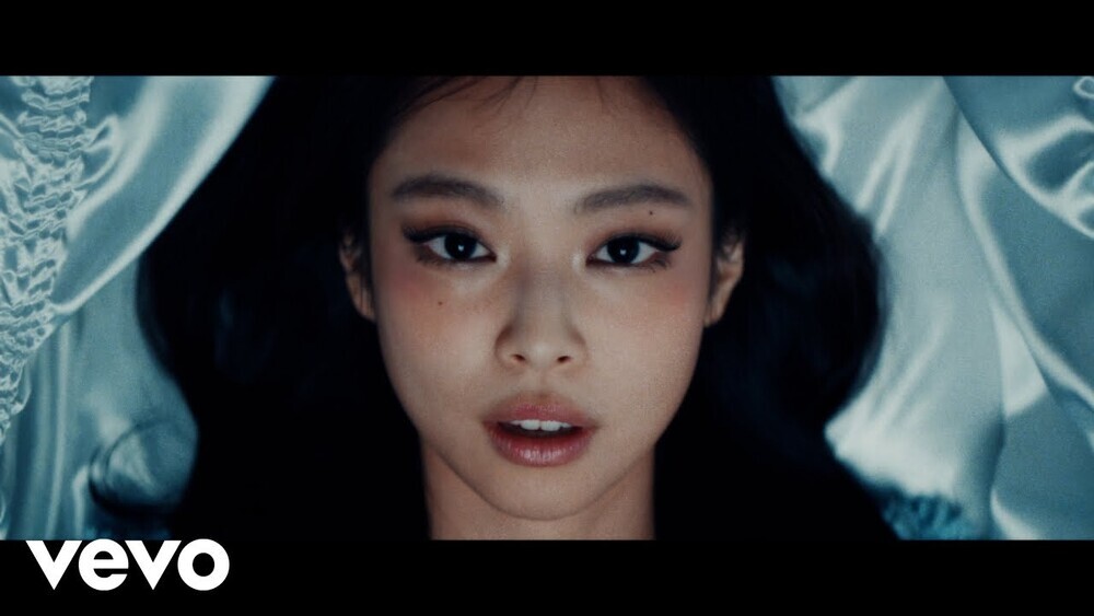 скачать клип JENNIE and Dominic Fike - Love Hangover