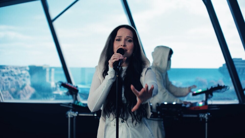 скачать клип Alan Walker and Anne Gudrun - Avalon - Live