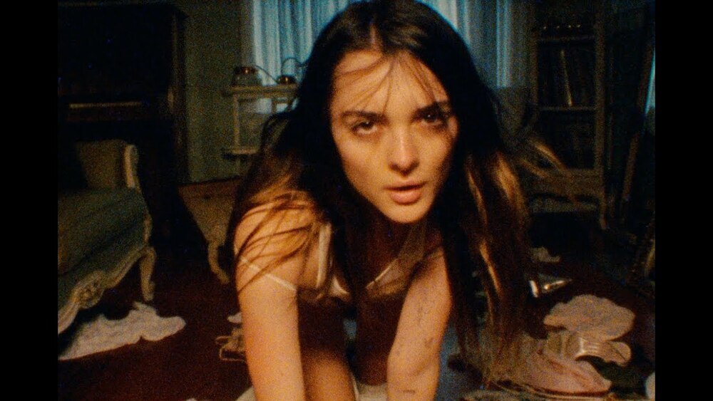 скачать клип Charlotte Lawrence - Dog