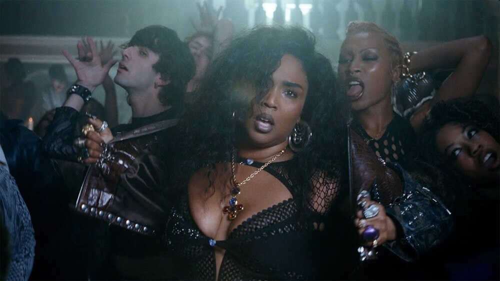 скачать клип Lizzo - Love in Real Life