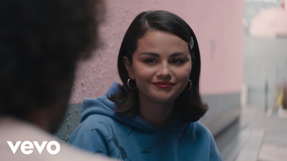 скачать клип Selena Gomez, benny blanco - Younger And Hotter Than Me