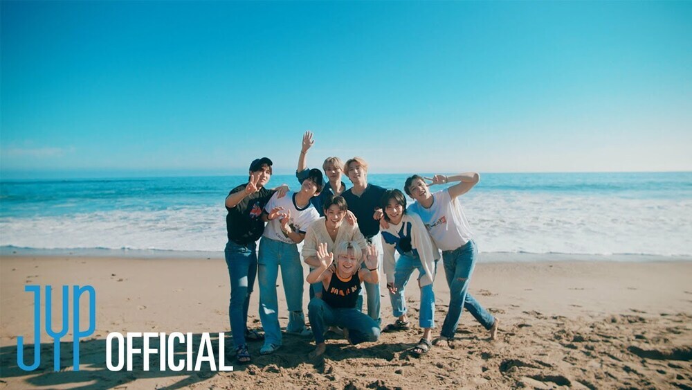 скачать клип Stray Kids - Time Out