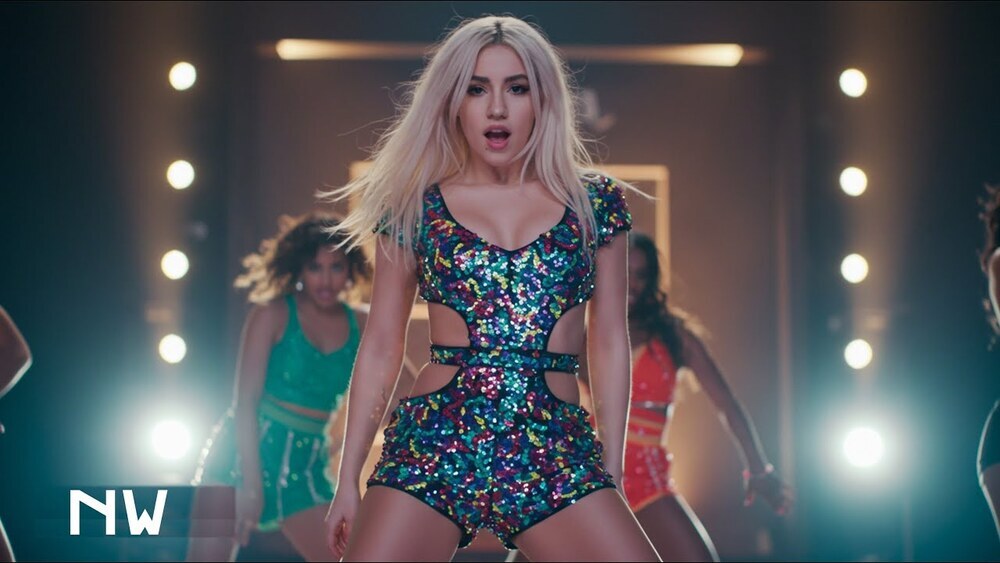 скачать клип Ava Max - Electric Heartbeat